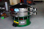 800型單層三次元振動篩，產(chǎn)量可達(dá)800kg/h。