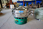 1200型三次元振動篩，產(chǎn)量可達(dá)2100kg/h。